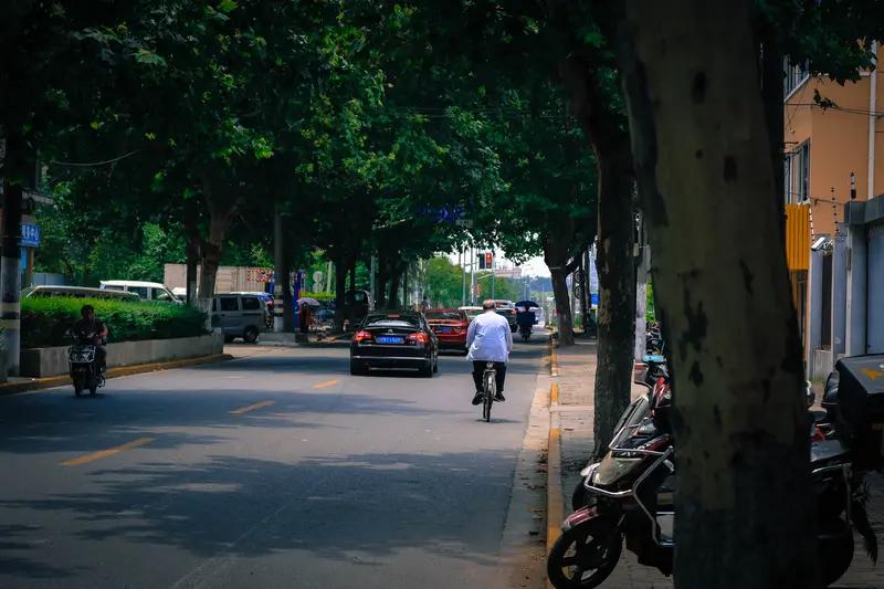 说起来容易，做起来难。倘若没有经济基础，没有健康基础，没有儿孙能够自立的基础，那