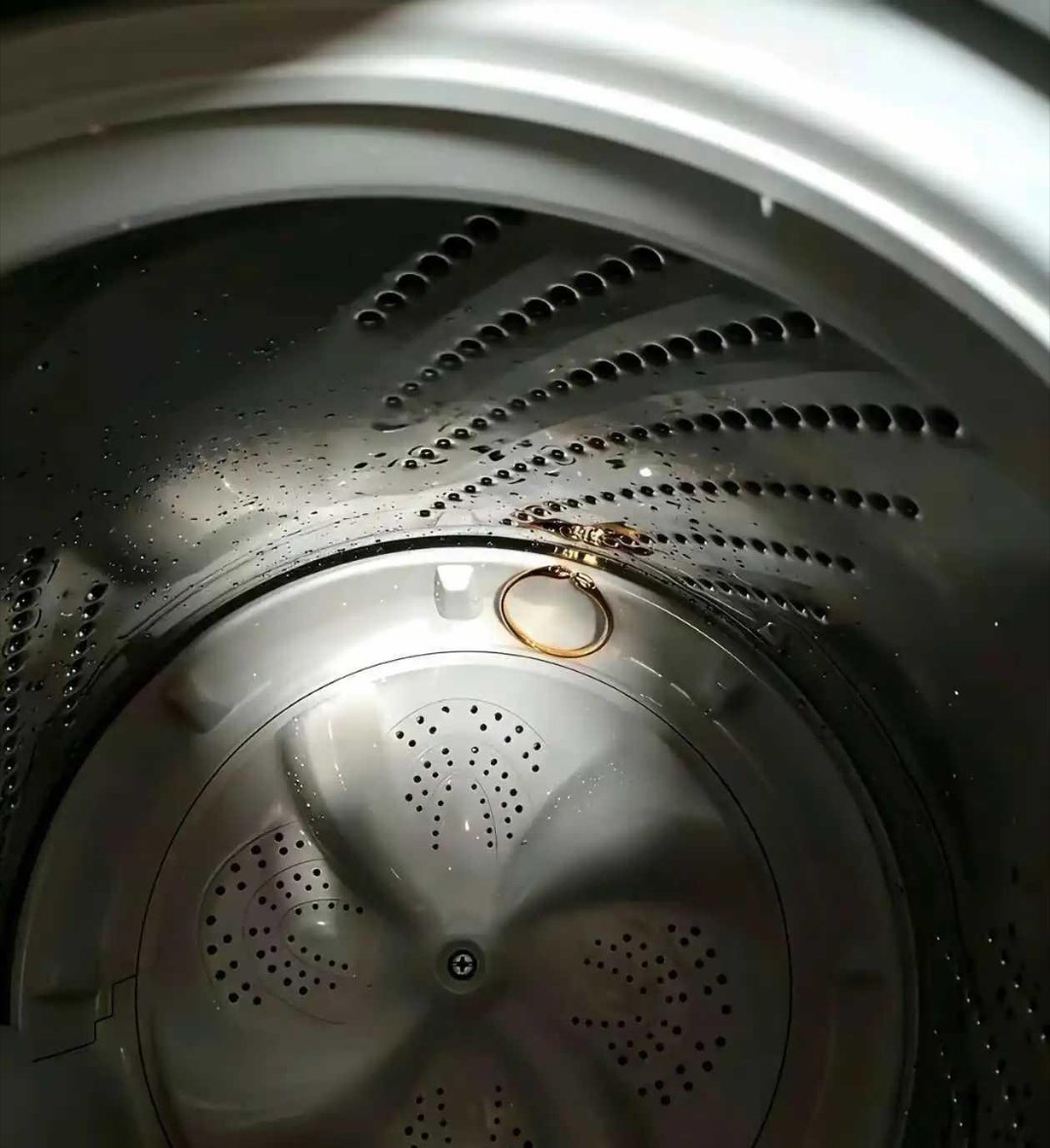 在酒店洗衣房看见的，那到底该捡还是不该捡？ 