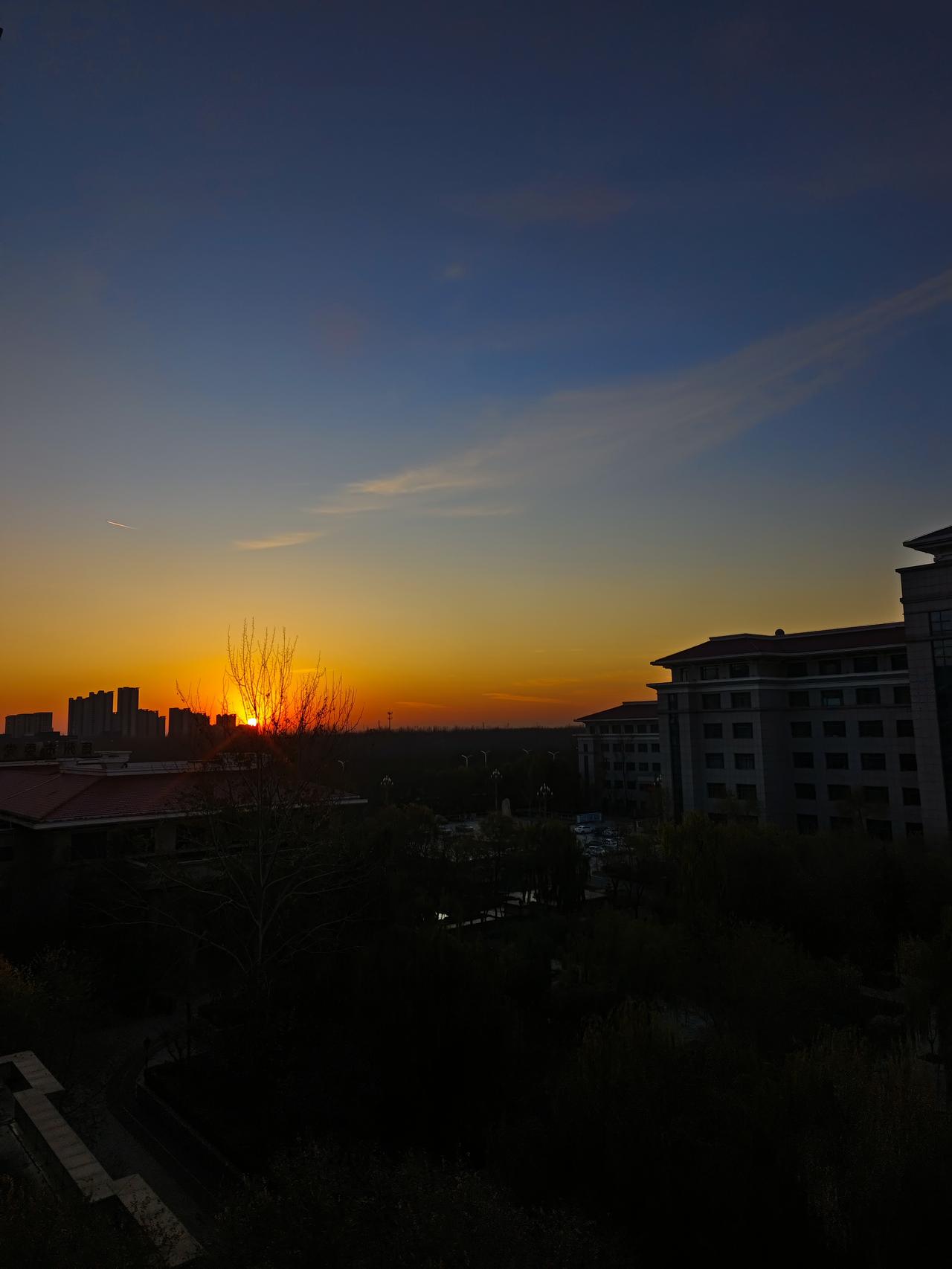 你看到冬日暖阳升起吗？原来初升的太阳也可以如此美丽！