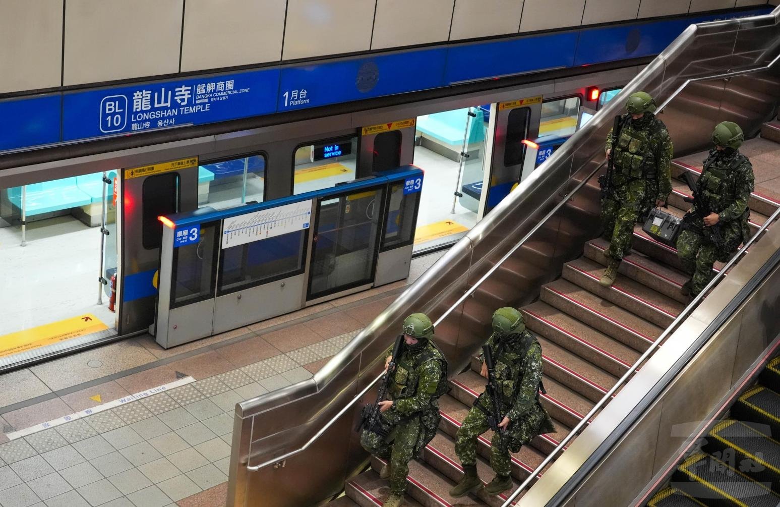 飞扬军事 台匪軍202馅饼营在“聯合防禦操演”期间利用台北捷运系统运送人员和武器
