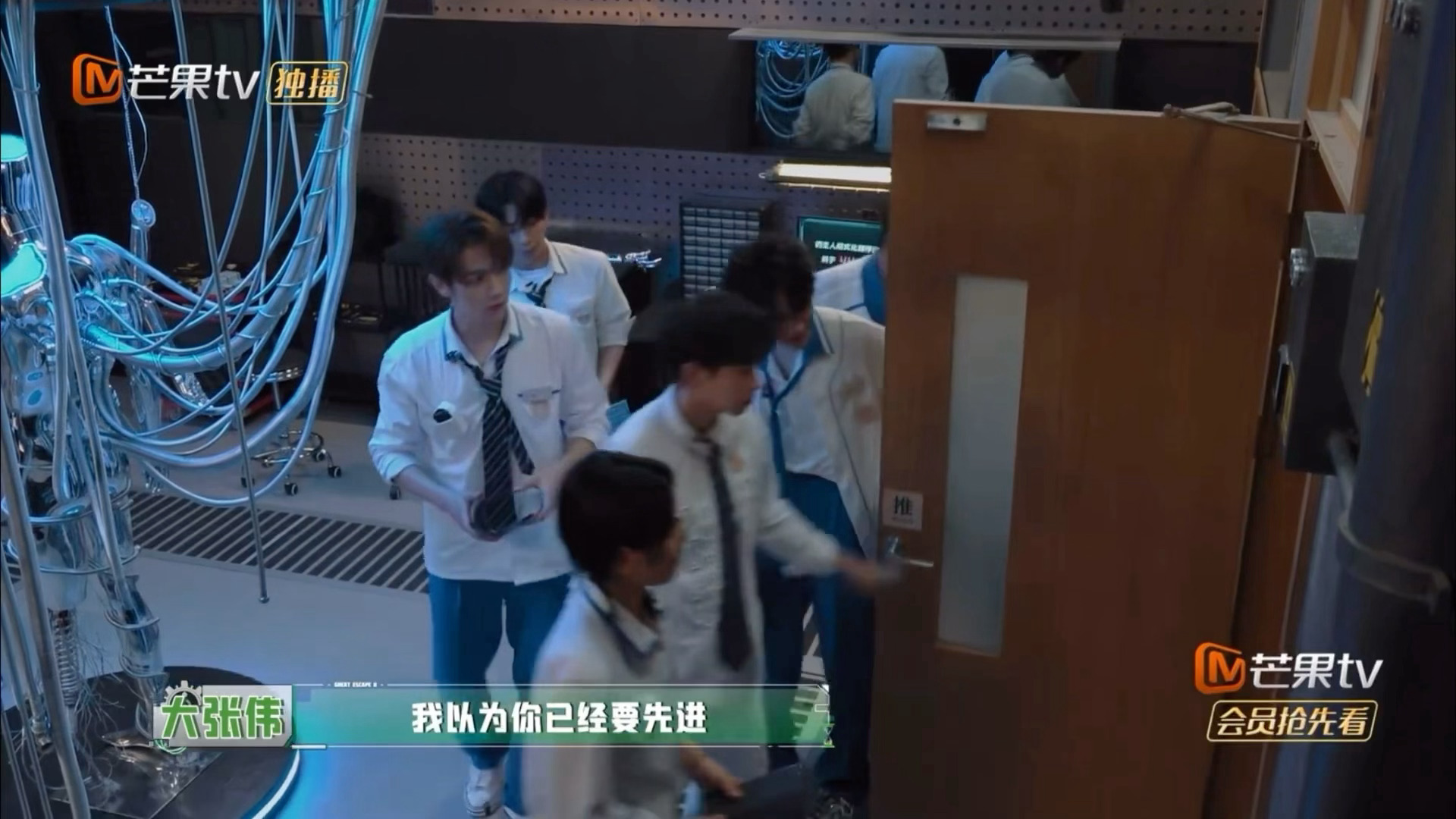 还以为张真源密室叉车升级坦了张真源我拉门还是可以的密室大反转！全员以为张真源要升
