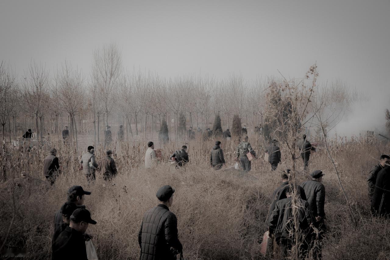 清明，是给先人上坟祭扫的日子。不过，清明扫墓不是简单的“烧纸磕头”，更是慎终追远