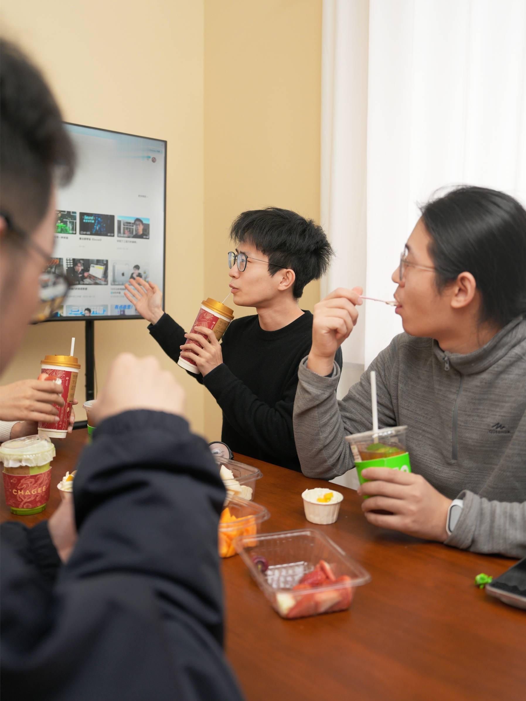 何同学谢谢AI请客跟着何同学把AI点外卖玩明白！我也用千问点了个外卖，用上免单卡