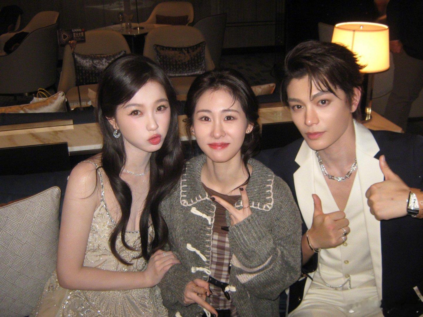 张碧晨夹在虞书欣丁禹兮中间 p1倒过来 放大看玉溪的手表！舒心你真是勇得没边这是