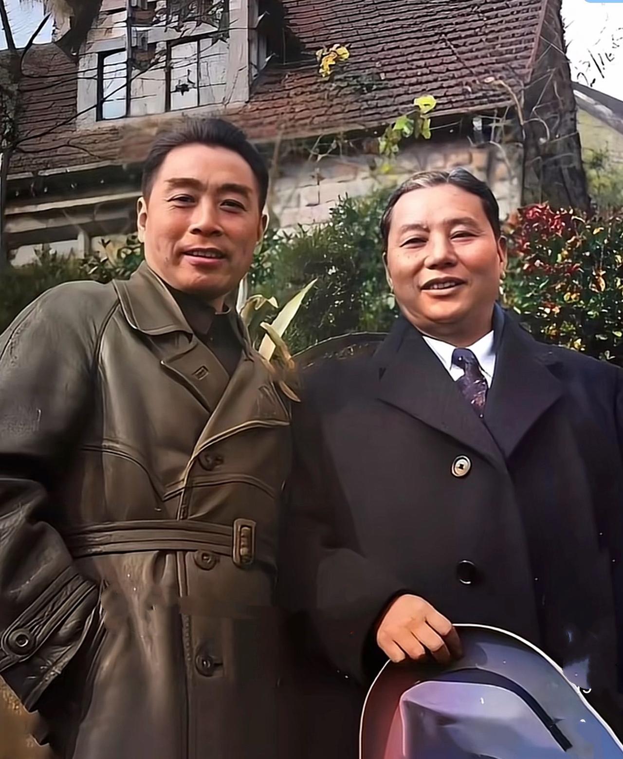 下图是周恩来和张群的一张合影，拍摄于重庆谈判时期。这一年，张群47岁，周恩来48