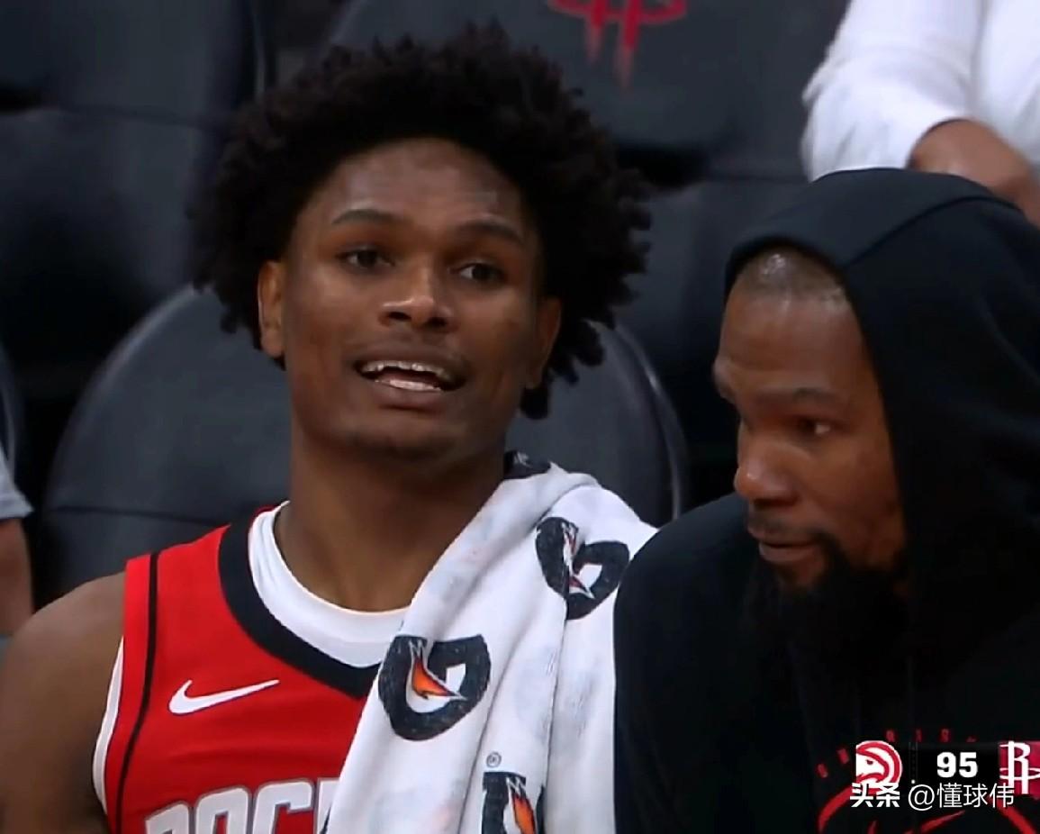 还得是阿杜！阿门谈杜兰特：

“我喜欢在替补席跟KD聊天。”

“他总是能够逗乐