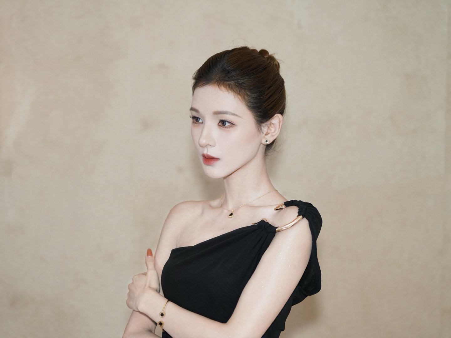 张予曦定格优雅瞬间 张予曦定格优雅瞬间谁懂睁眼就受到美貌暴击的幸福感，我的心都被