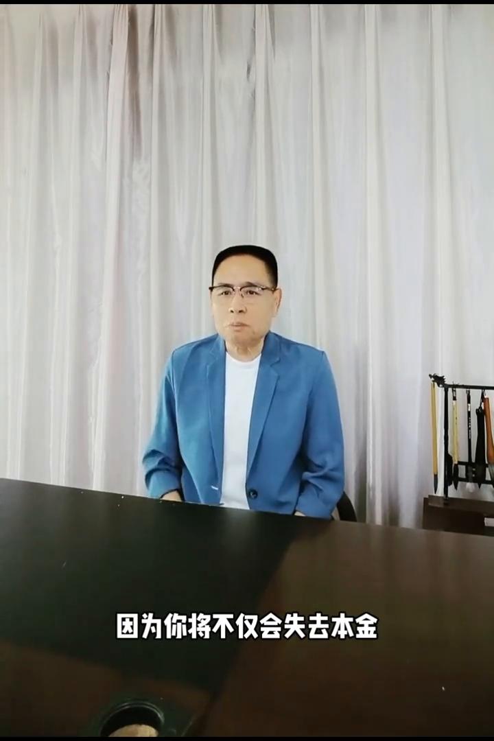尽量不借钱也不借钱给别人。
说一句很扎心的话：尽量不要向别人借钱，这样会使你失去