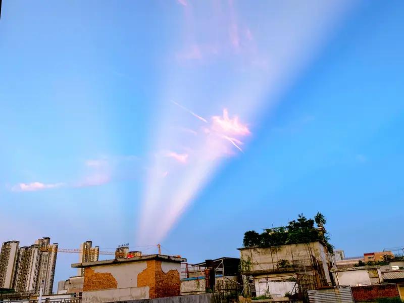 黄昏，最后一抹霞光漫过天际，落在屋檐下，那是一天最温柔的收场。
 
我想起曾经在