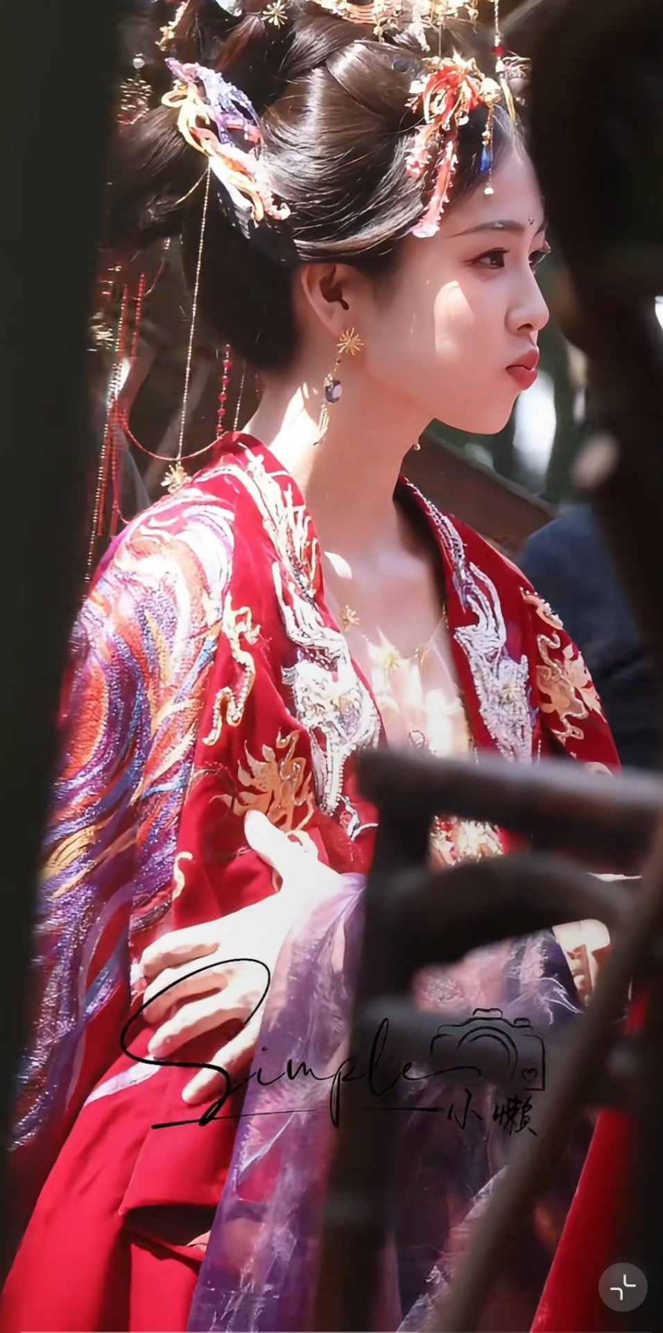 说话就说话把手搭人家身上是啥意思呀 ​​​