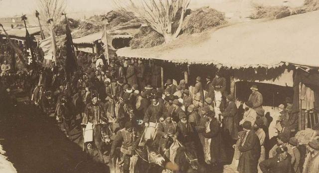 1900 年，慈禧狼狈逃窜至山西首富乔家，临行时，慈禧让乔家借她 10 万两，乔