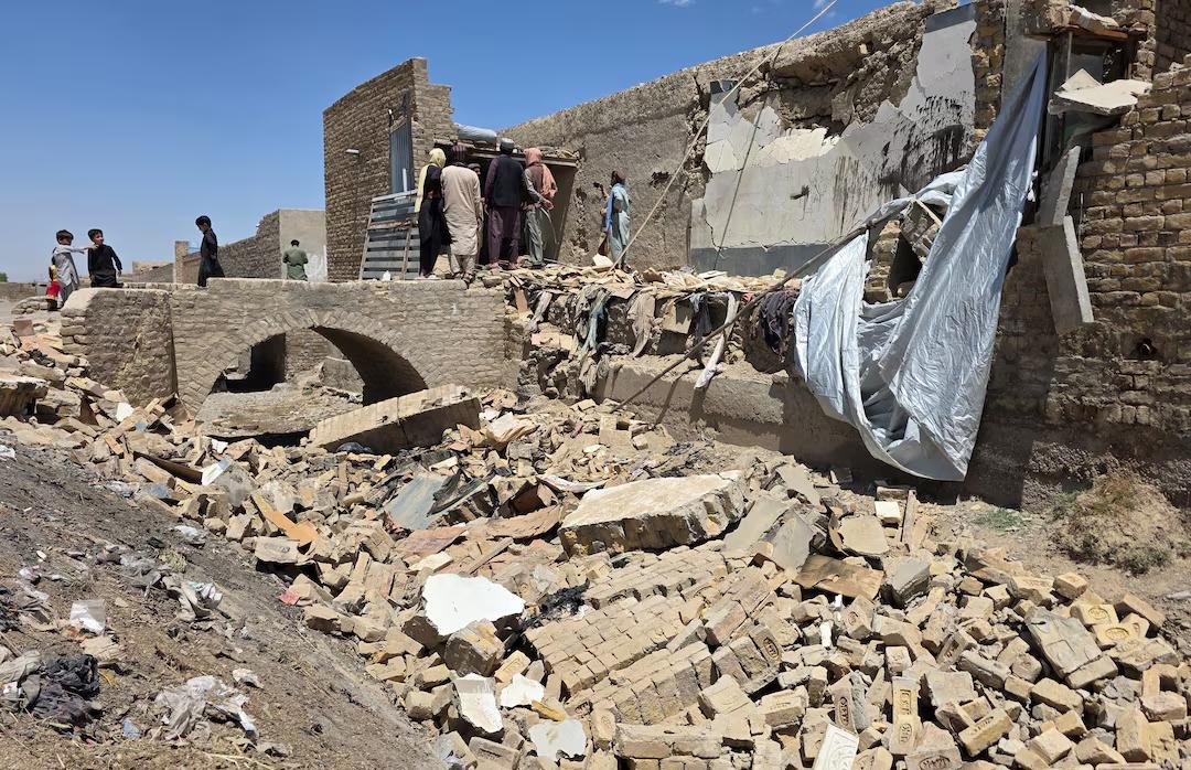 【战火下的归途：巴阿边境冲突再起，难民被迫踏上陌生“故土”】据外媒4月30日报道