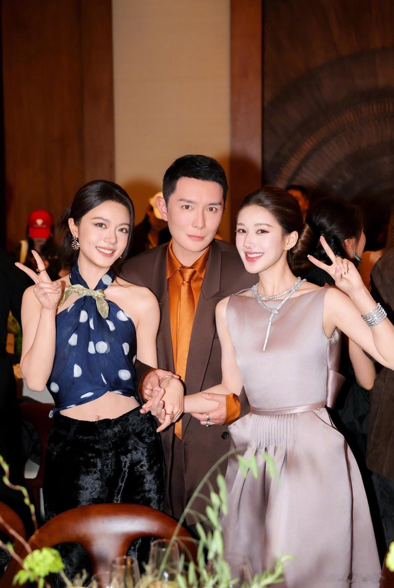刘冲和赵今麦、赵露思合照VOGUE晚宴大合影