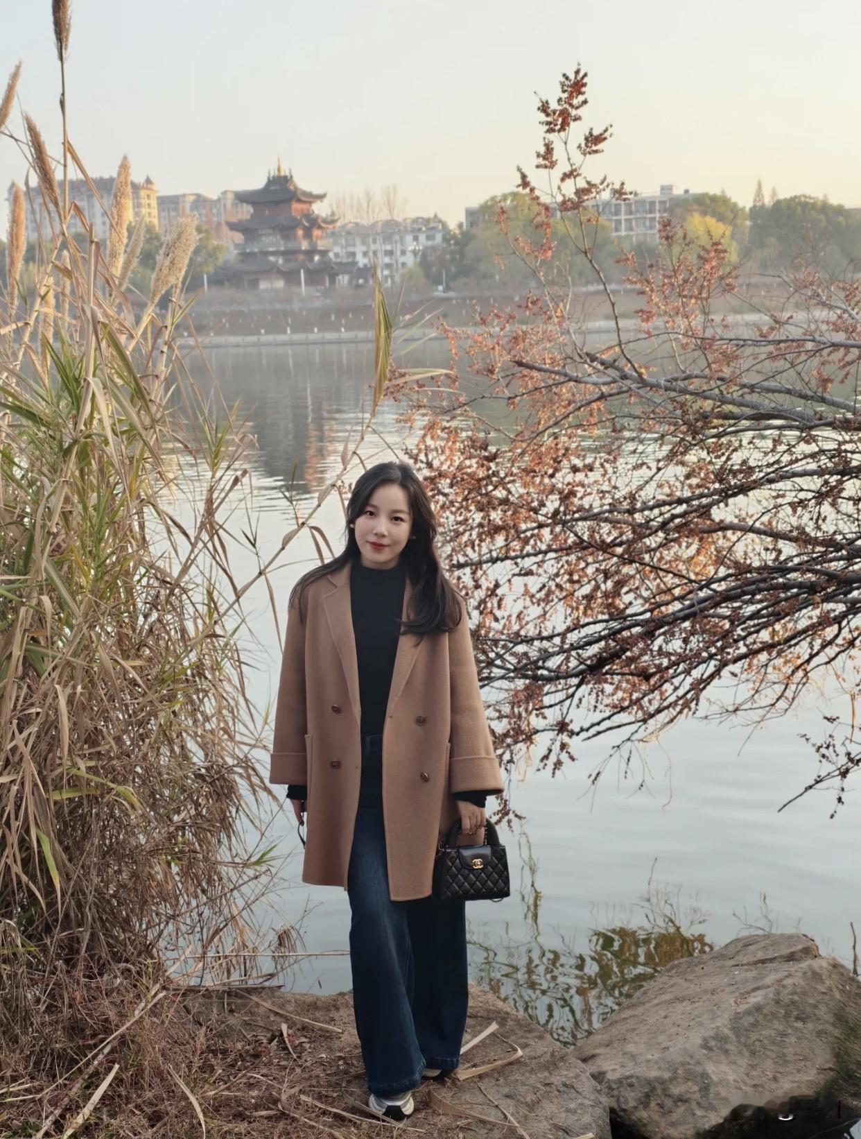 有哪些女生日常好看穿搭可以借鉴风衣优雅永不过时在深秋的季节