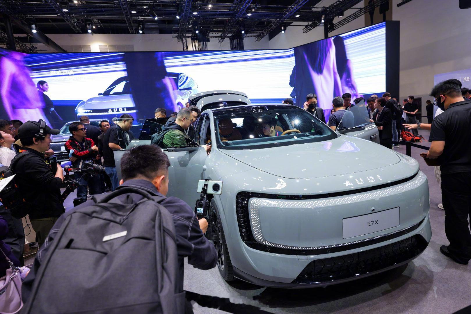 北京车展奥迪E7X那张床出圈了奥迪E7X以「智慧客厅」为核心内饰理念，重构豪华智