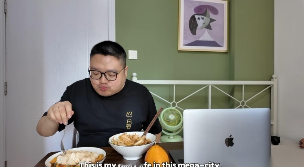 最近有个叫 Zaza 的中国博主在油管（YouTube）上彻底杀疯了，没团队，没