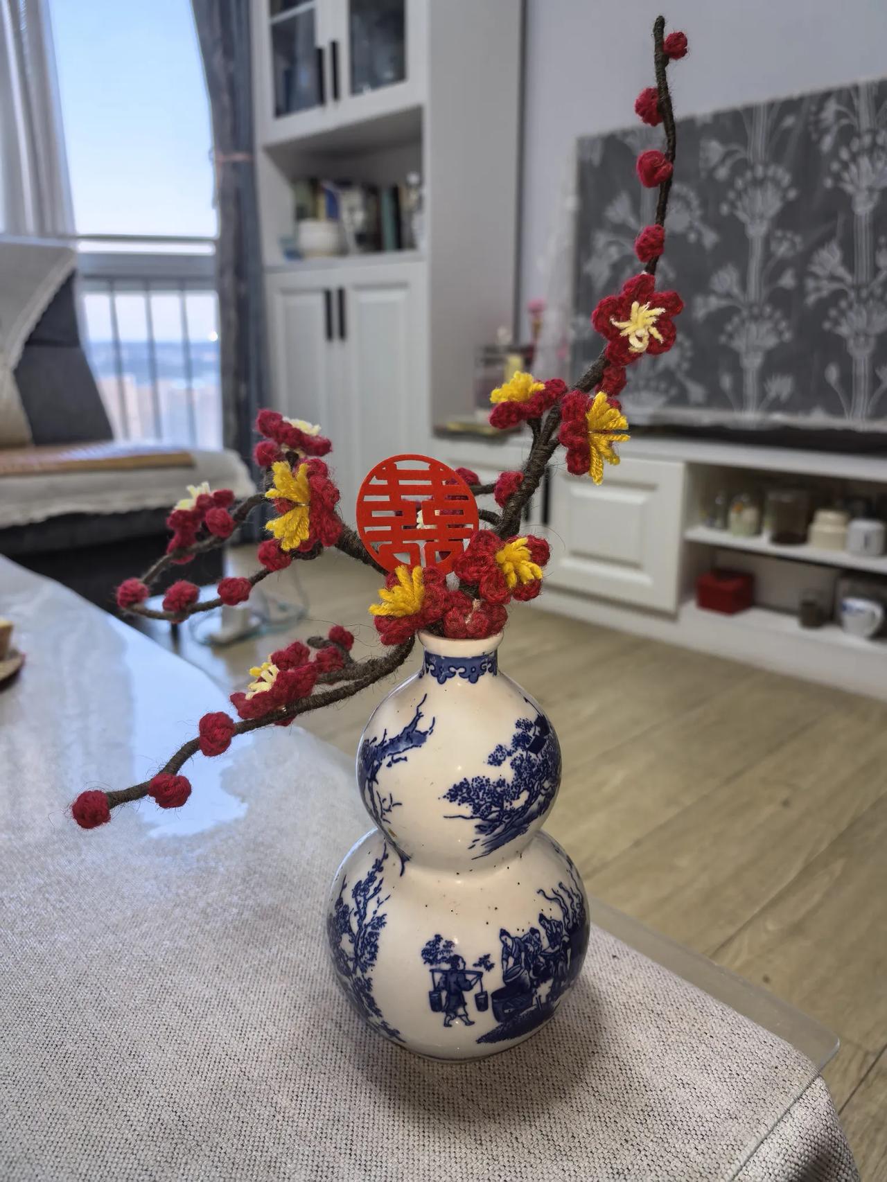 今天打扫卫生，看梅花枝上沾了灰尘。
不由得又想起那年冬天。
那年冬天我看到了一株