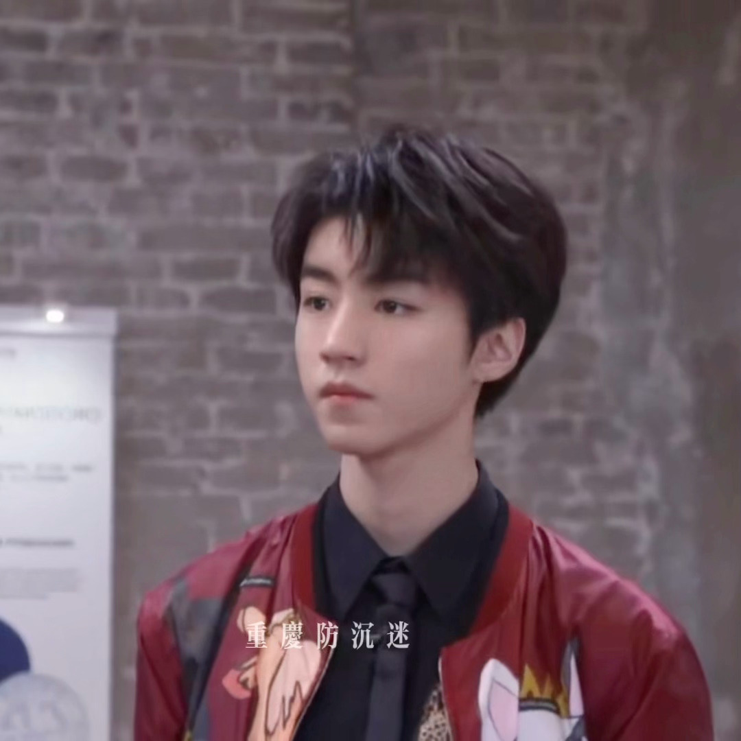 我会建议每一个新粉朋友都去看这次直播，实在是美貌惊人，像红宝石镶嵌着的玉，看一场