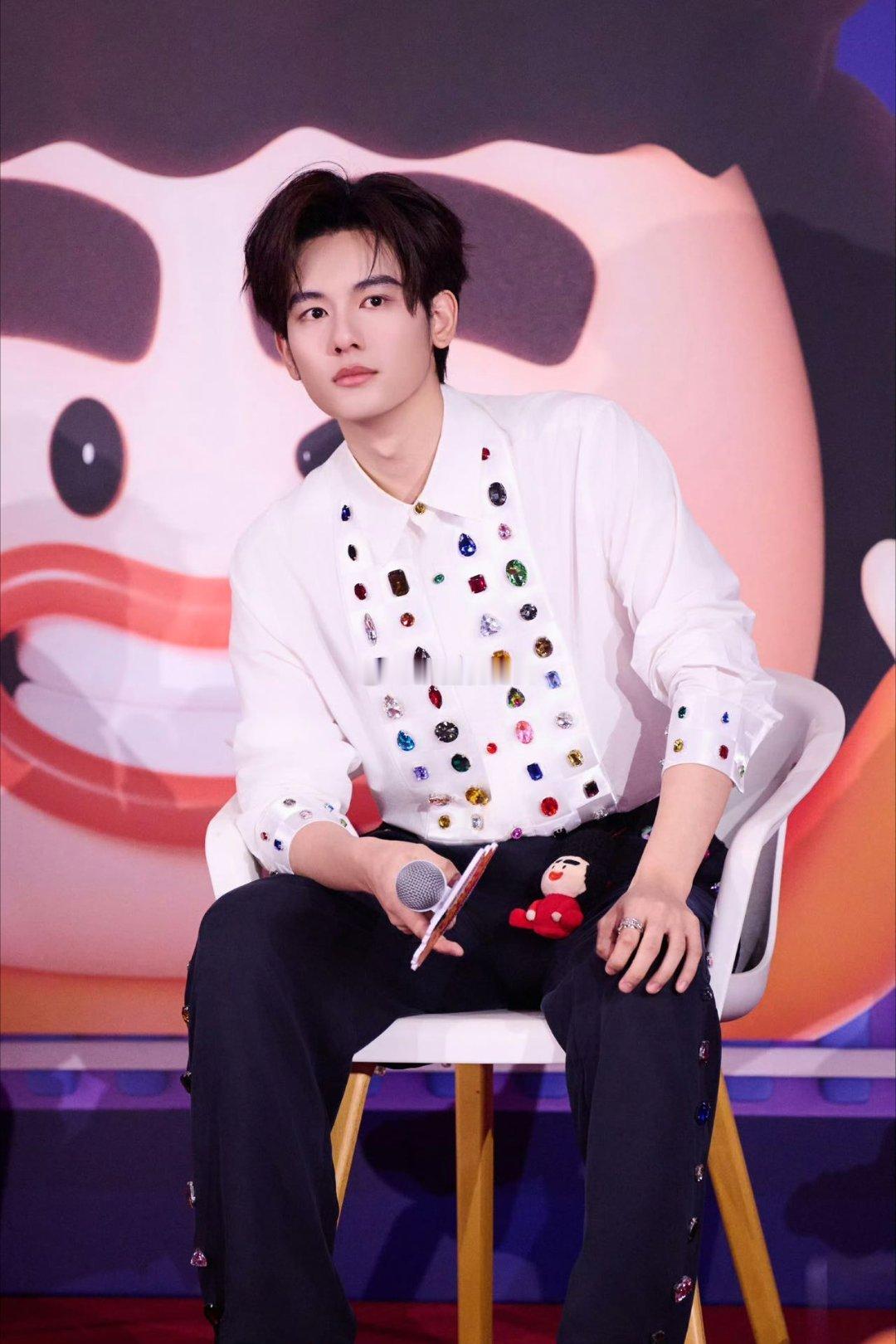 《喜人奇妙夜》里这一幕太动人！胡先煦冲上台的瞬间，没有花哨的动作，只有一句自然的