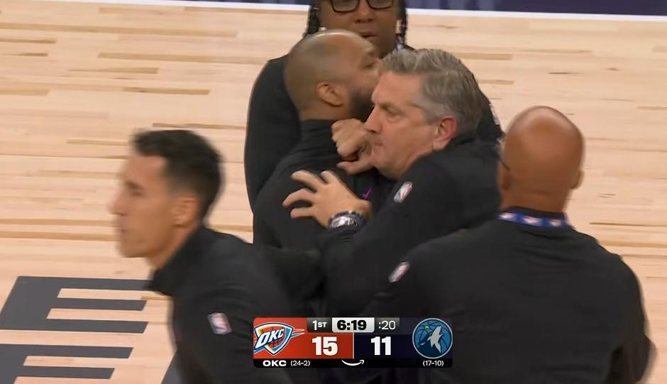 华子那球没吹，兰德尔接着补也没吹，加上前面的回合，芬奇教练直接暴走，要冲上去干裁