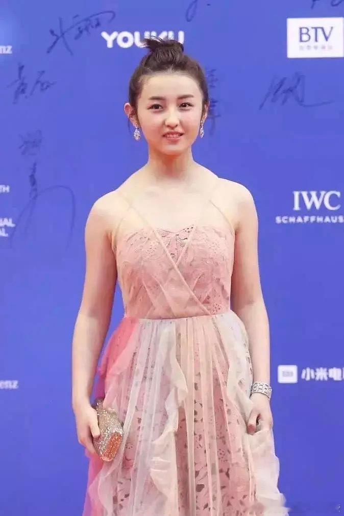 张子枫把肩颈练成了这样 不敢想付出多少努力 ​​​