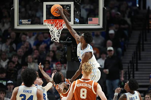 疯三首轮，德克萨斯大学以79比71战胜了杨百翰大学，晋级32强，而杨百翰大学则是