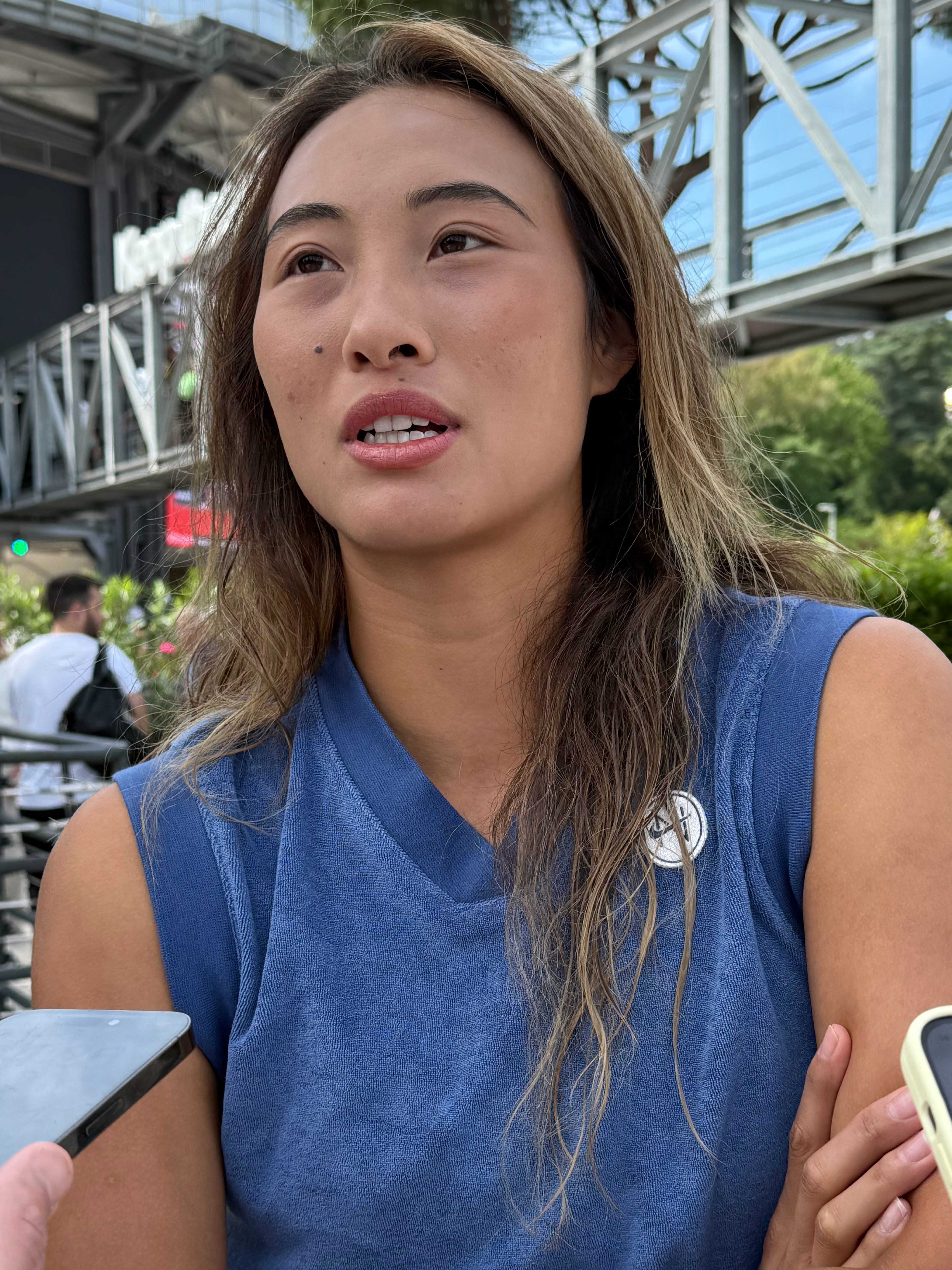 郑钦文回应晋级罗马32强 郑钦文赛后采访其他几个问题，我问小郑知不知道“军训球迷