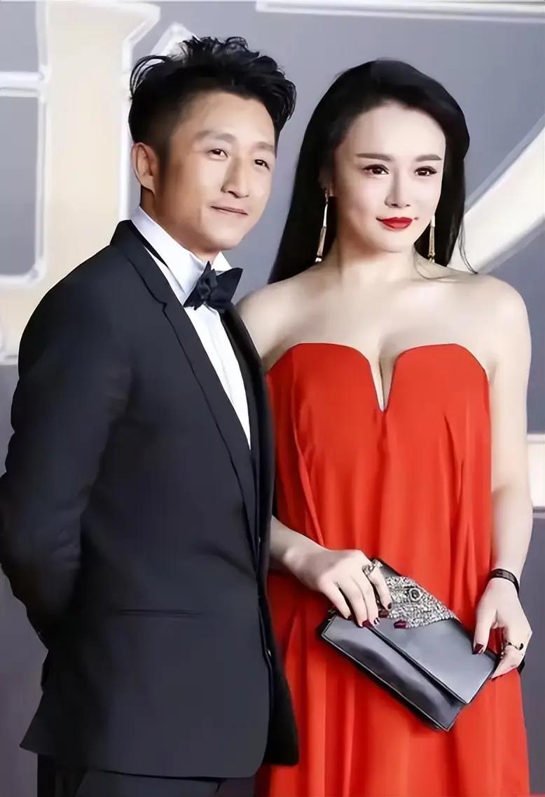看到一个视频：邹市明和妻子冉莹颖在车上，邹市明接到一个电话，是催债的，说欠一万，