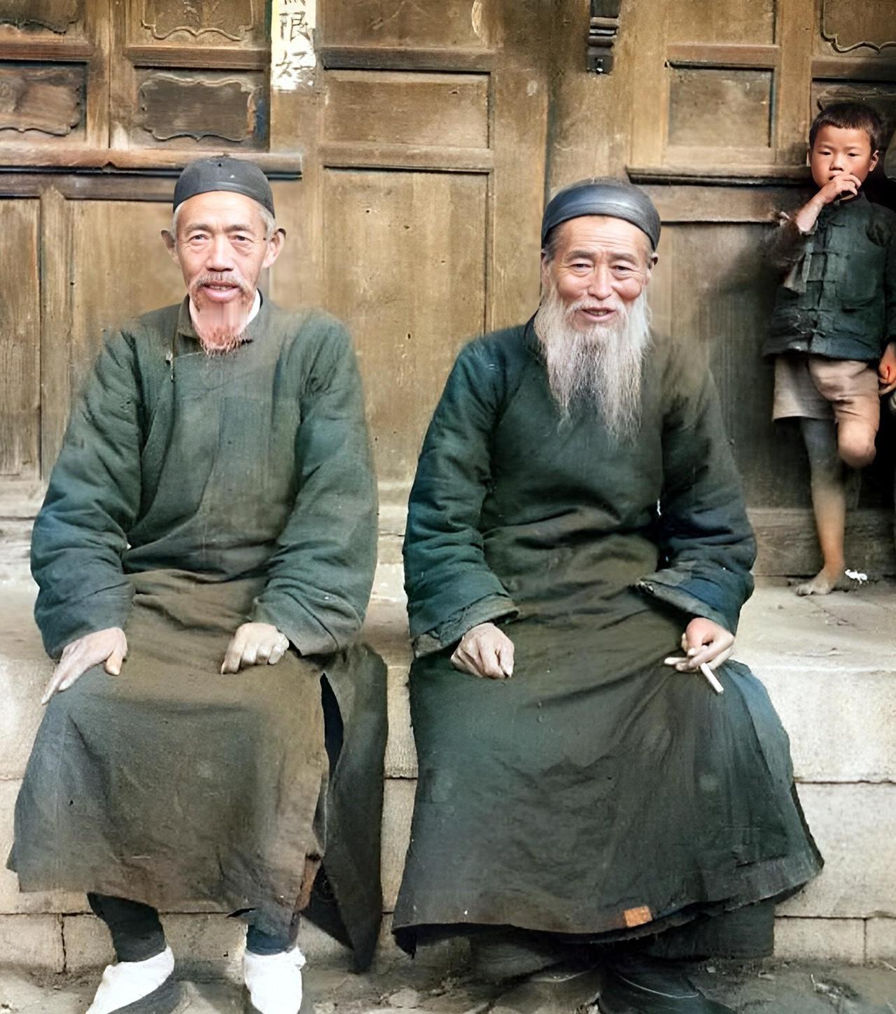 一九四四年，抗战时期，云南昆明，当地两位威望很高的老者并排坐着拍照。

镜头里的