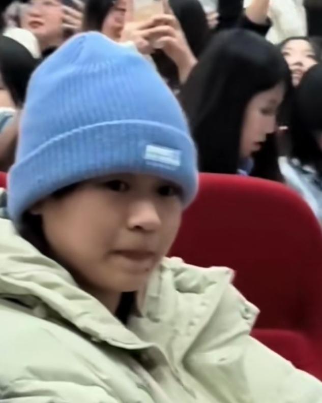 全红婵好萌呀，在王俊凯话剧现场，又乖又萌又可爱，周围观众看到全红婵太激动太开心了