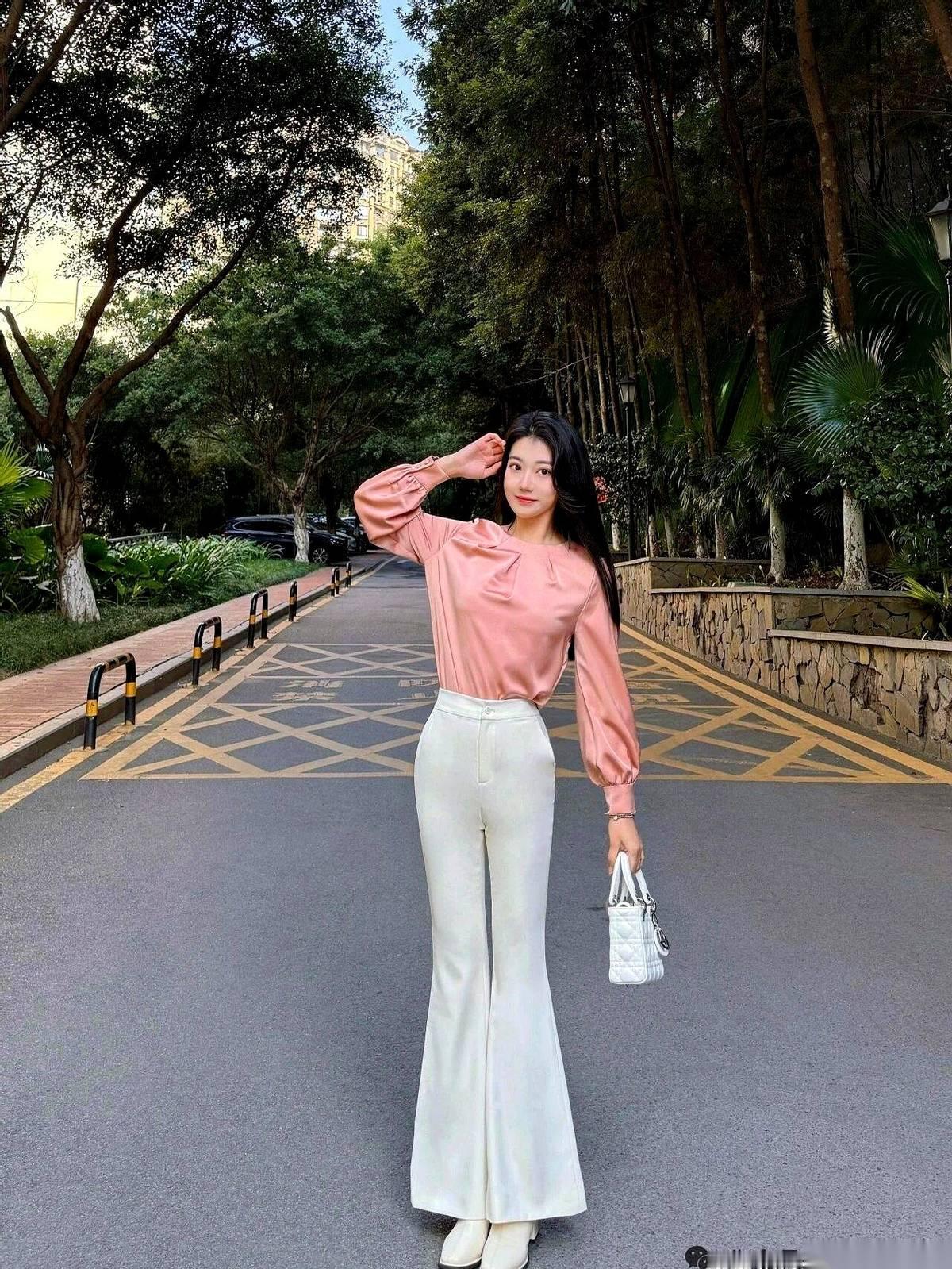 月薪三万，身高一七五，有房有编，父母双退，情绪稳定还不粘人。
姐妹，我跟你说句扎