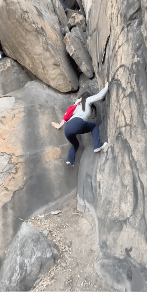 看着很危险，其实也不安全。
女子不仅登山没有防护措施，穿的还不是登山鞋。
从视频