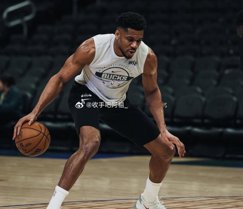 今日，雄鹿球星扬尼斯·阿德托昆博更新了社交媒体。字母哥晒赛场图并且配文:“手无画