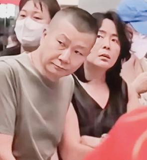[震惊]王楚钦的爸爸，简直让人一看就信服！这父子俩的气场，真是让人忍不住想多看几