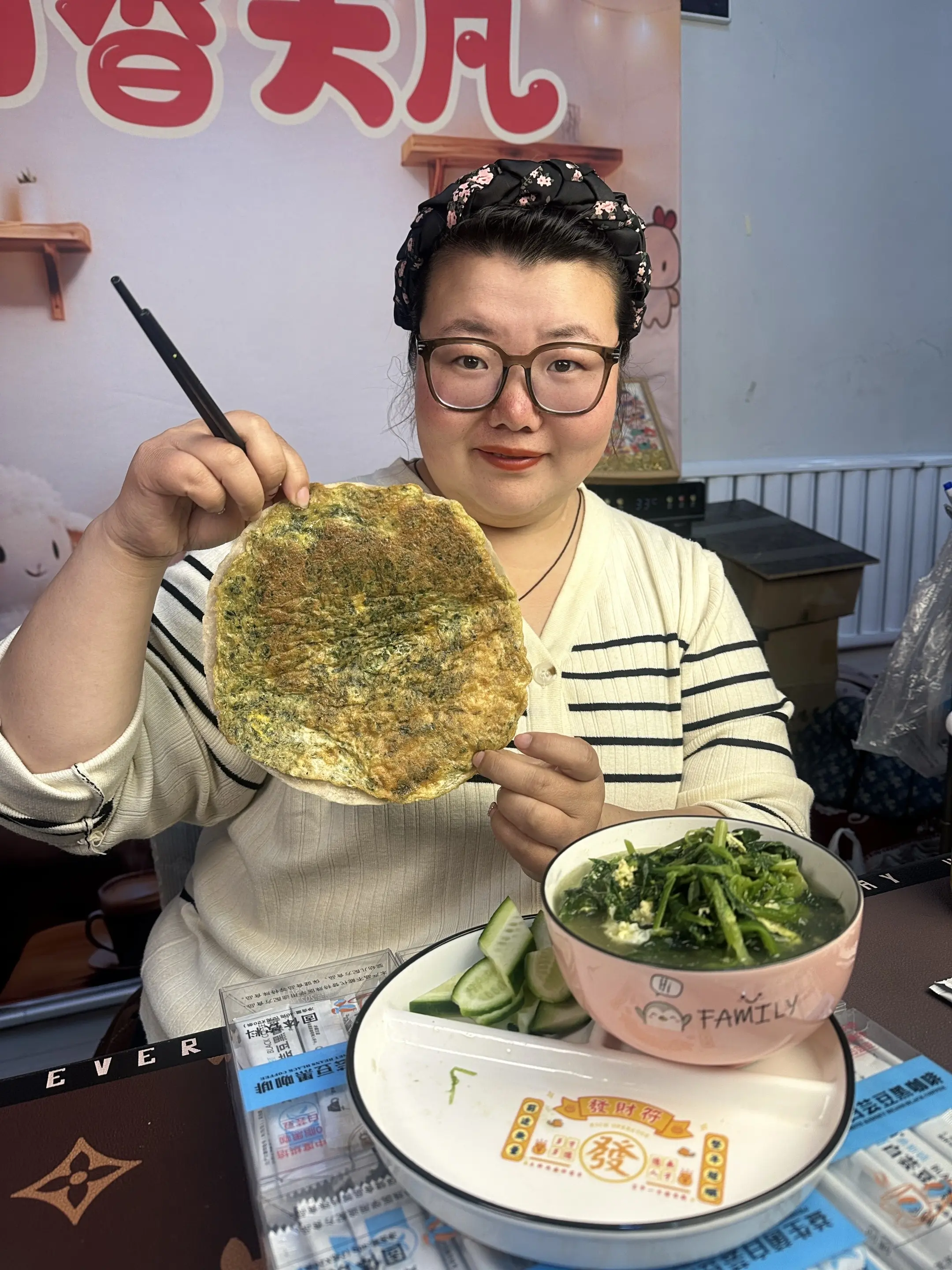 1减脂不是节食，是和油腻饭菜的和平分手。 今日早餐，一个卷饼，一碗菠菜鸡蛋
