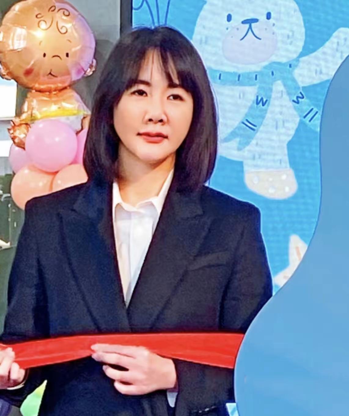 谢衣凤以后的发展路子，由捣乱到不捣乱，再由不捣乱到支持魏平政。这几天，她确实收敛
