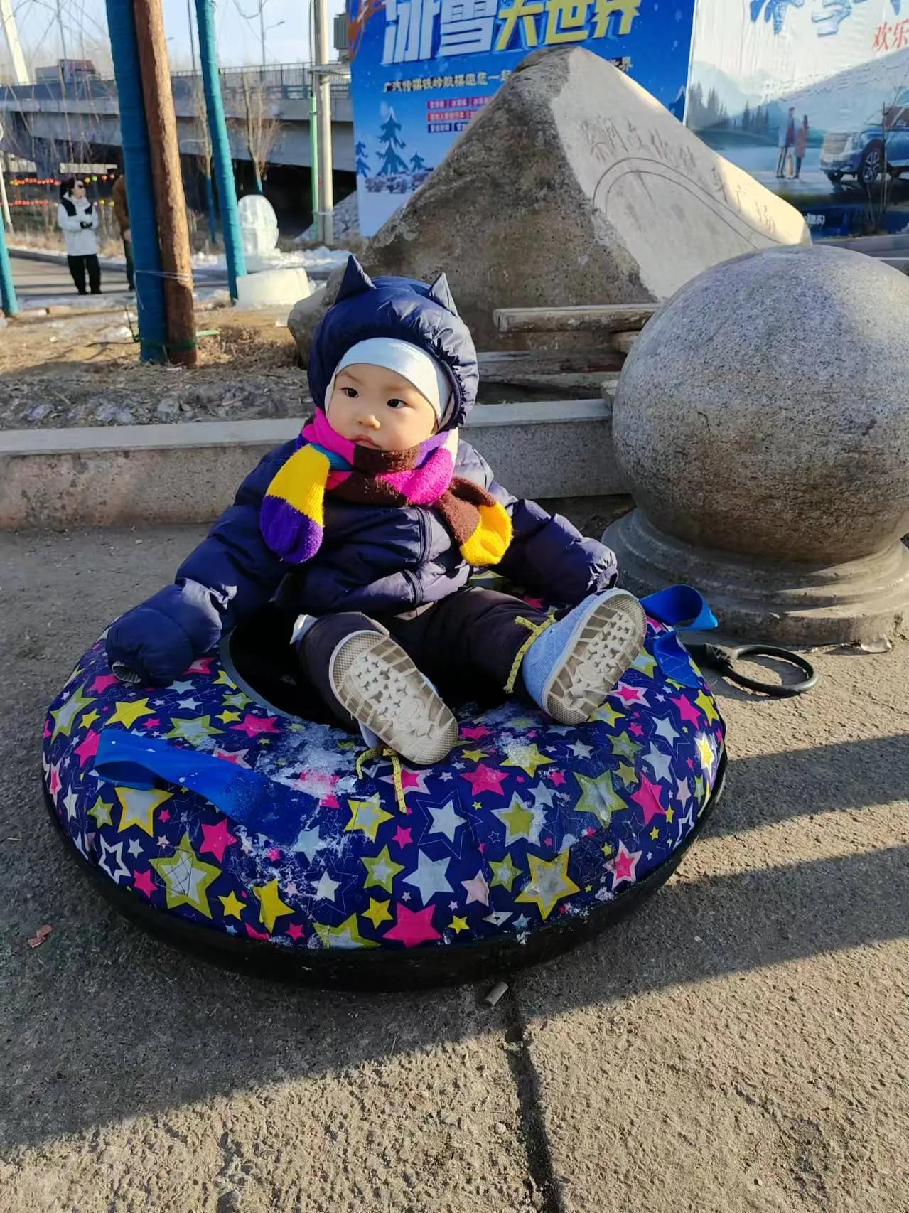 我今天带孙子来到了铁岭柴河“冰雪大世界”看了一圈，因为天气太冷了，没去冰上玩，怕