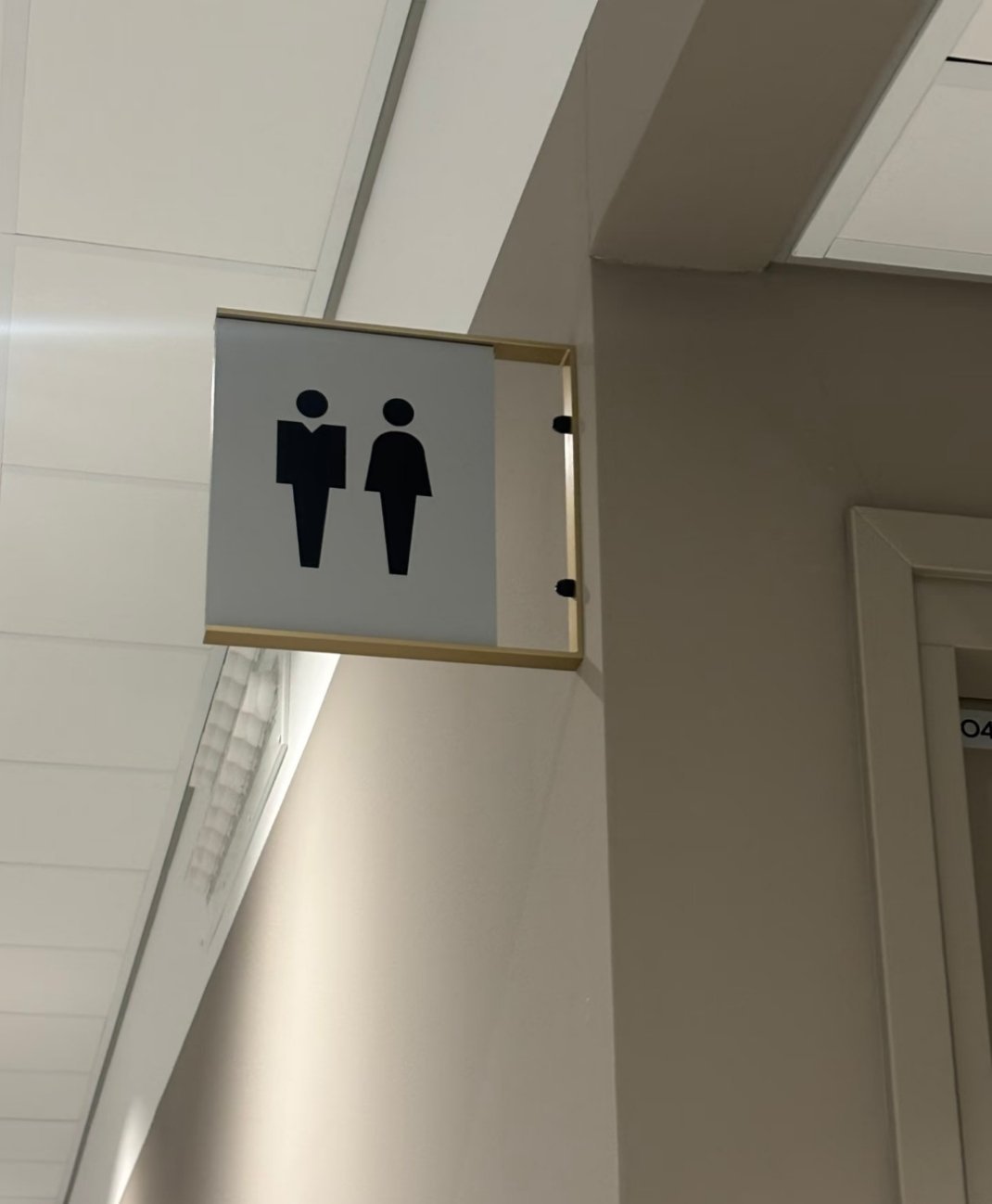 学校里观感很舒服的厕所标志女人终于不用穿裙子了。 