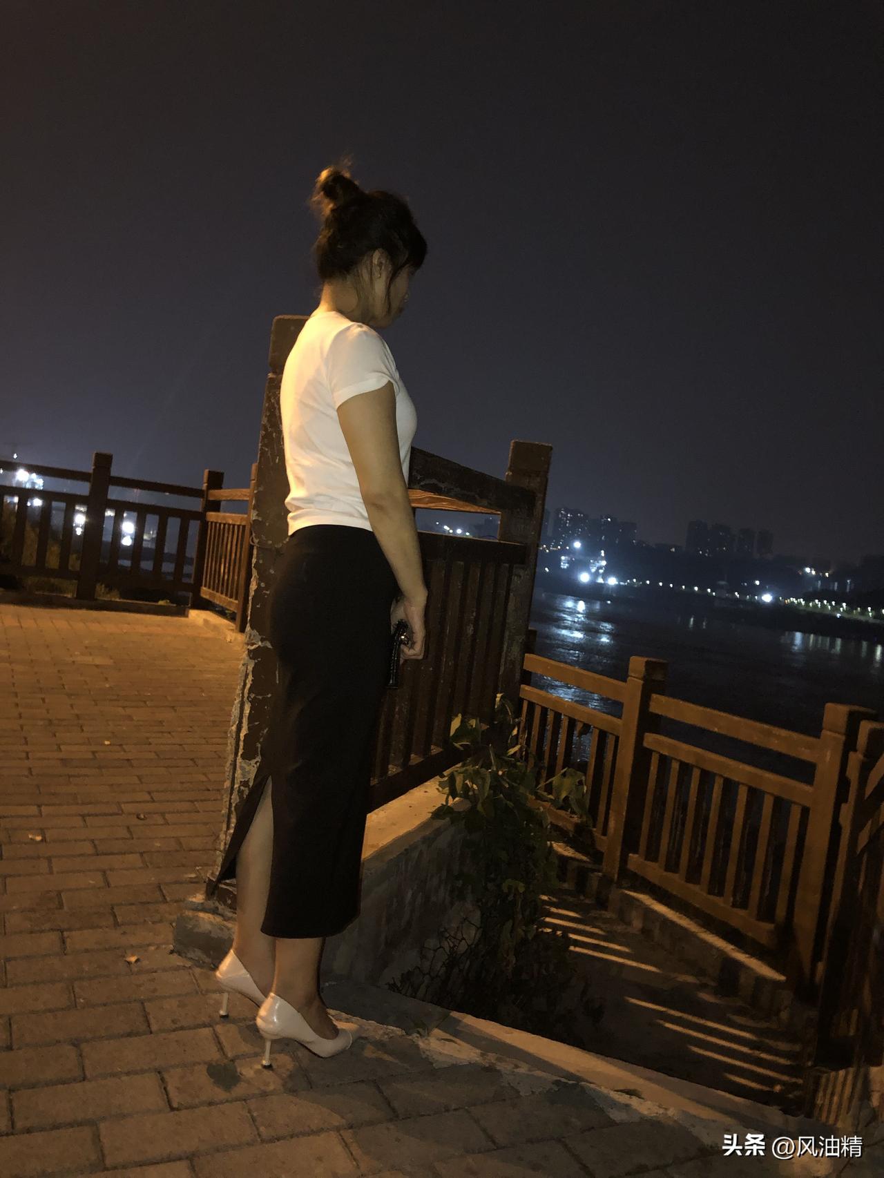 照片中这种后开叉的一步裙，能很好地勾勒出女性的腰臀曲线，显得优雅又有韵味。夜晚的