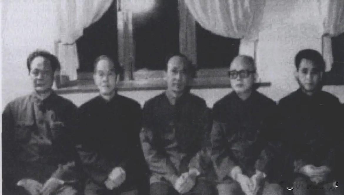 1979年,台盟第二次全盟代表大会选举产生的主席蔡啸（中）、副主席李纯青（右二）