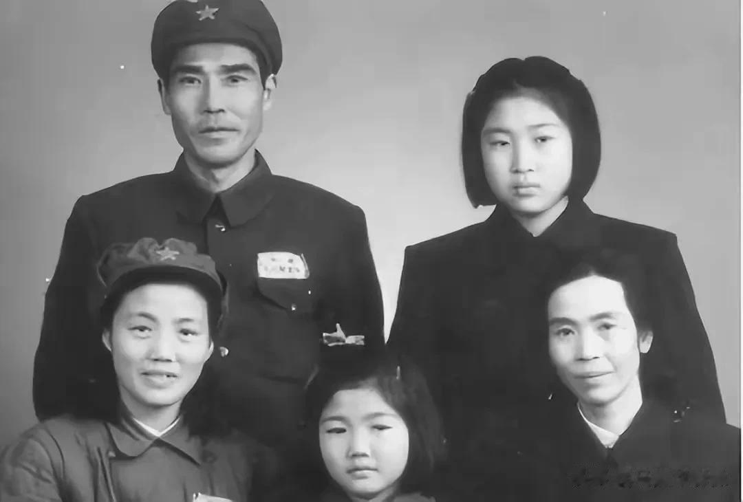 这是1950年，贺子珍在南京时拍下的一张合影。
合影中，坐着的人就是贺子珍，这一