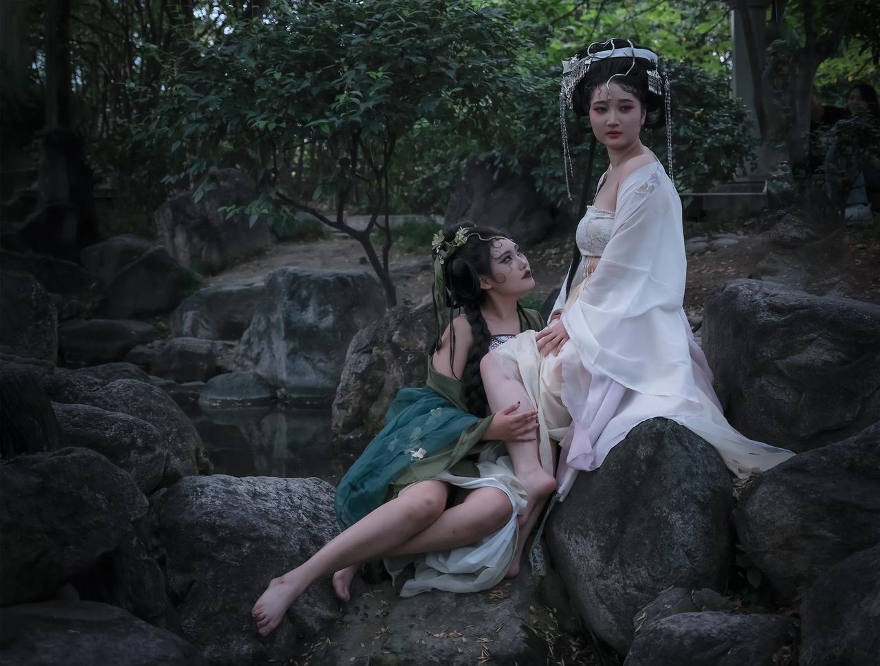 靓女成双
#美女天仙下凡# #一组美女照😜# 
#仙女下凡来伴# (大海潮)