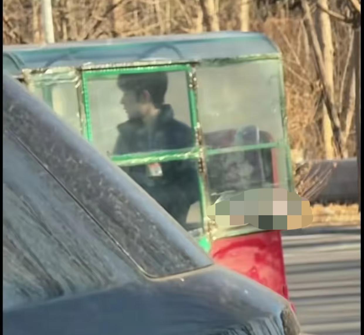 笑死在肖战粉丝的评论区，
有个网友说，
我怎么觉得这辆锈迹斑斑的三蹦子看着眉清目