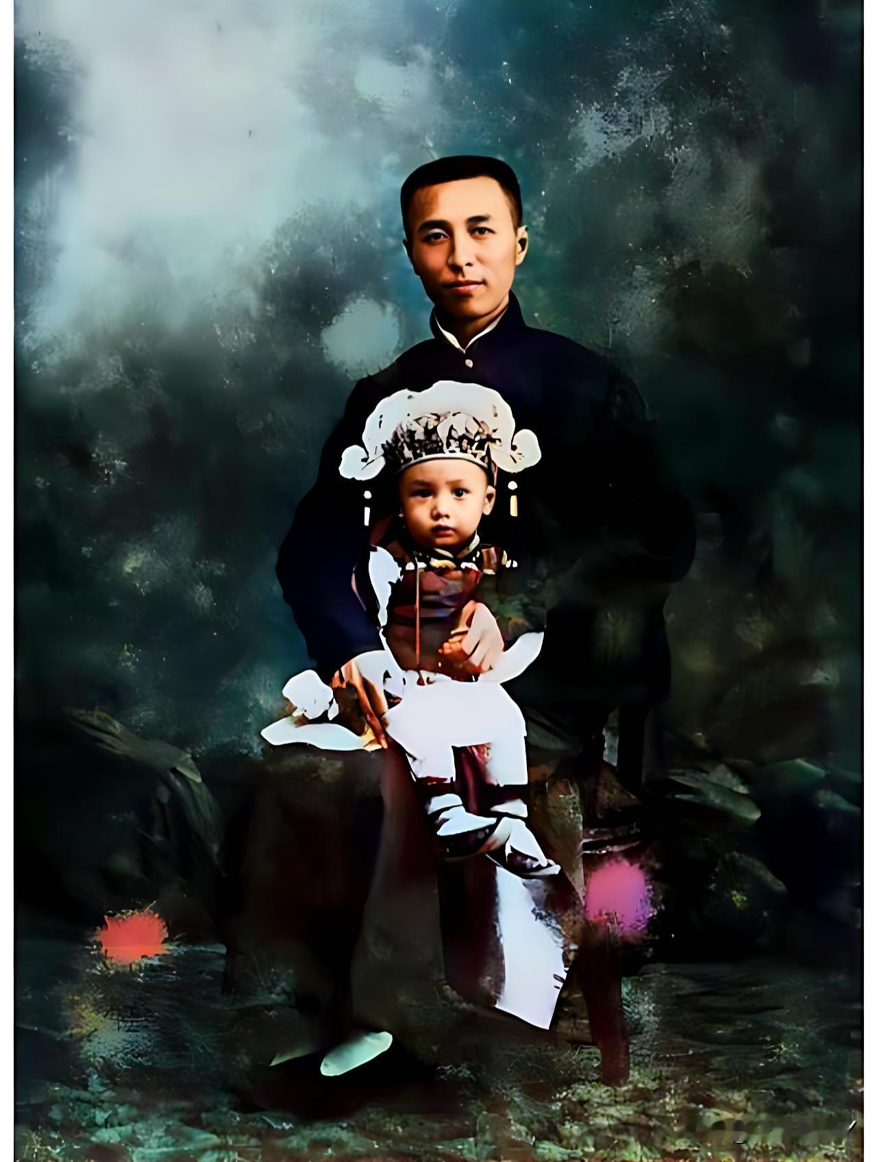 这是刚满周岁的钱学森和他的父亲钱均夫的一张珍贵合影，拍摄于1912年的杭州。这绝