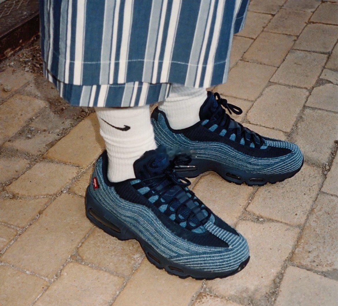 Nike正式发布三款Levi's联名Air Max 95配色。每双采用丹宁布打造