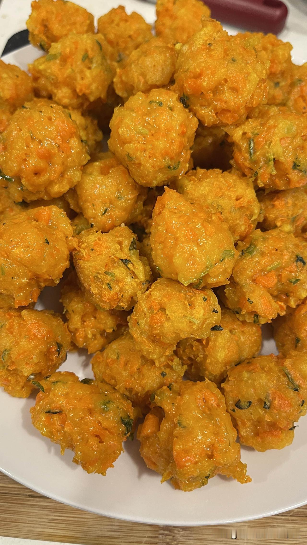 分享我这周有趣的事：买了一袋特价的胡萝卜🥕炸了胡萝卜丸子，蒸了胡萝卜包子，包了