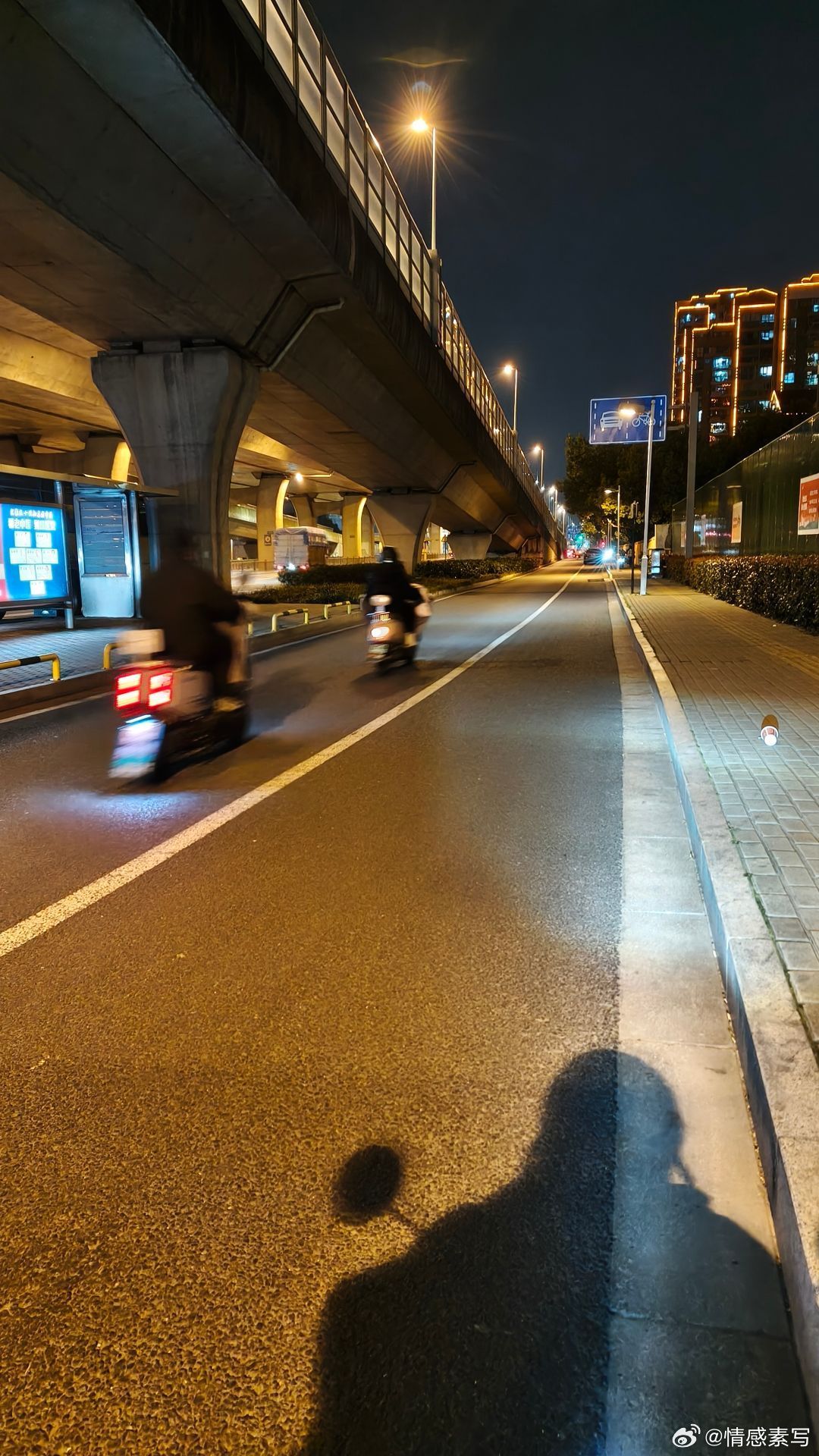 情感 当你发现一个人对你撒谎，不要揭穿他。就像看见对方手里攥着一颗融化的糖，明明