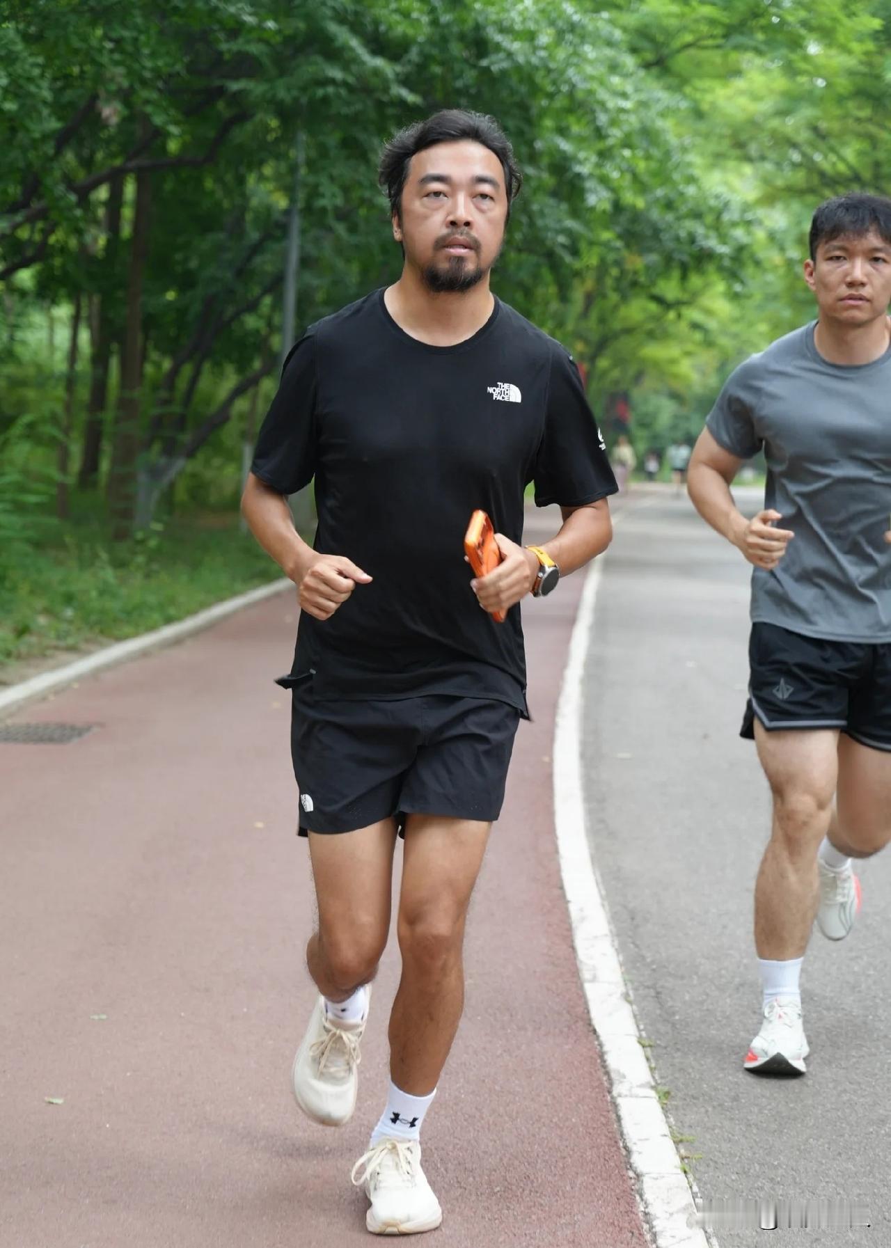 哈哈，网红峰哥这是又来给大家送乐子了！

在微博上又连发两条动态：一是在海外没有