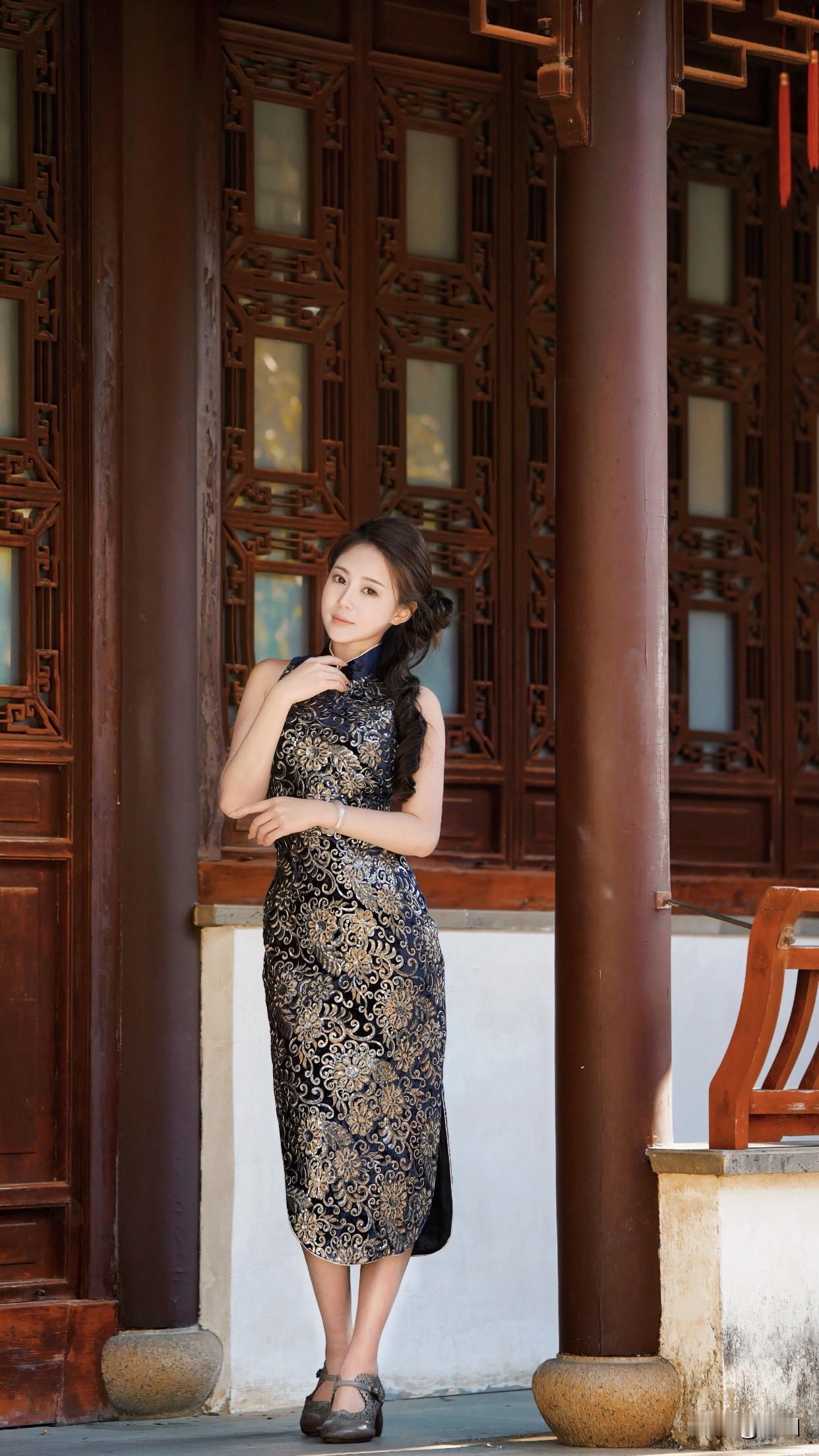 高级感穿搭，温柔风穿搭。高级感的复古旗袍，真的能让女孩散发温柔魅力。像丝绒旗袍，