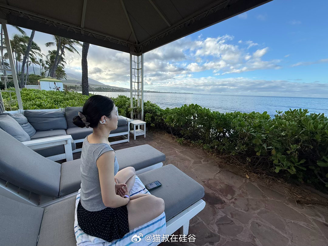 伊宝妈一早起来去海边打坐，面朝大海，静心禅修。我说，她多修行可以变得peacef